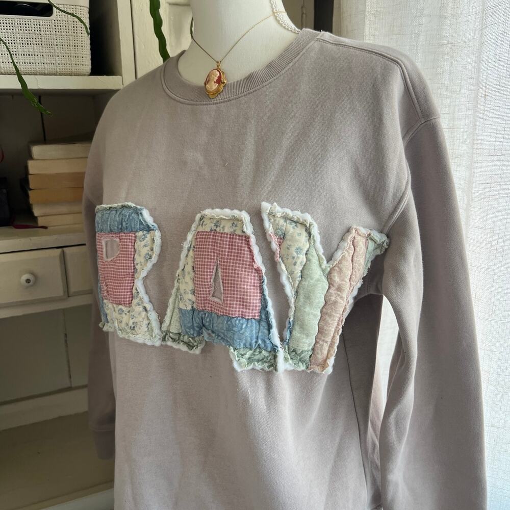 Upcycled antique quilt sweatshirt “PRAY” gray size small - Picture 3 of 3